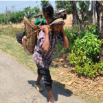 डोकोमा श्रीमती बोक्दै अस्पताल पुग्ने कम्मानेको गुनासो : चुनाव जितेपछि वाचा बिर्सिए